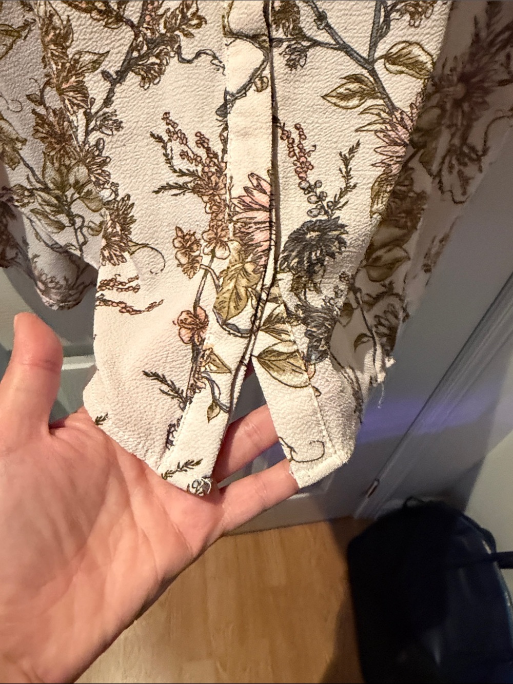 79 -  Pale Pink Floral Sleeveless V-Neck Blouse - Picture 3 of 8